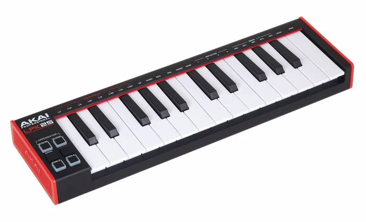AKAI Professional LPK25 MKII, schuin van boven, foto 3