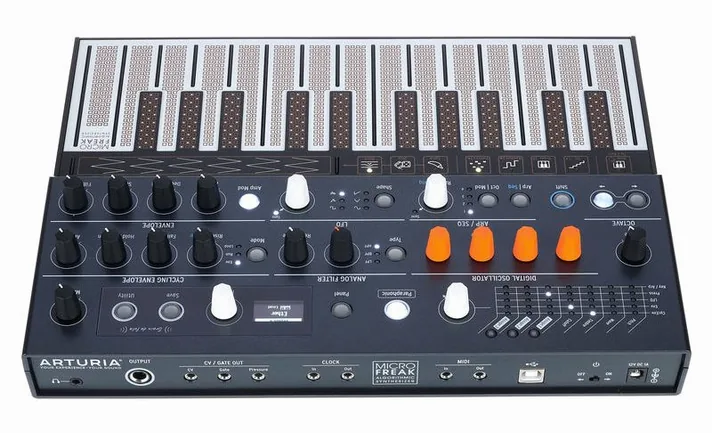 Arturia MicroFreak, achterzijde met aansluitingen, foto 4