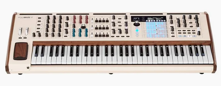 Arturia PolyBrute 12, achterzijde met aansluitingen, foto 2