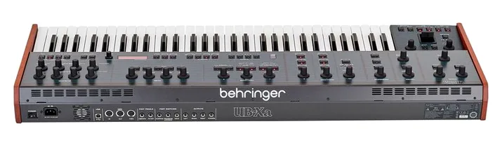 Behringer UB-Xa, achterzijde met aansluitingen, foto 4