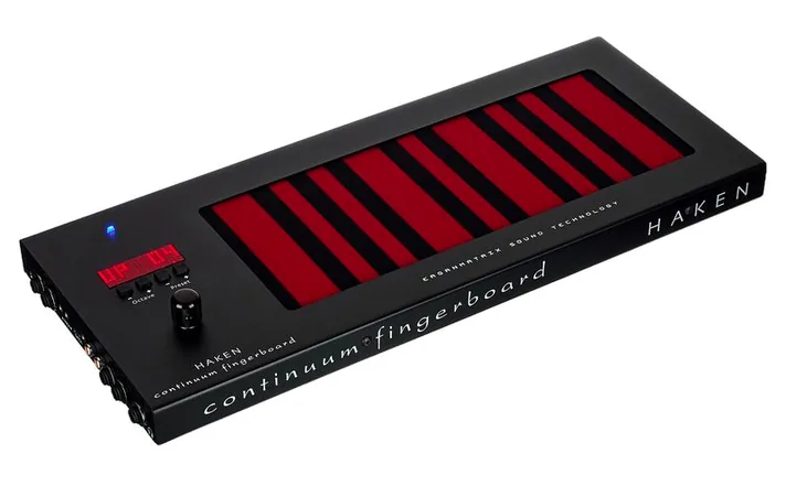 Haken Audio Slim Continuum 21s8x, schuin van boven, foto 3