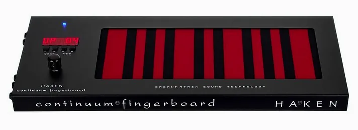 Haken Audio Slim Continuum 21s8x, achterzijde met aansluitingen, foto 4