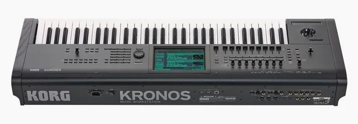 Korg Kronos 61, achterzijde met aansluitingen, foto 4