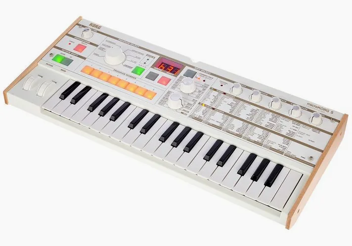 Korg microKORG S, schuin van boven, foto 2