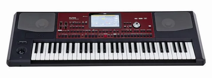 Korg PA-700, achterzijde met aansluitingen, foto 2