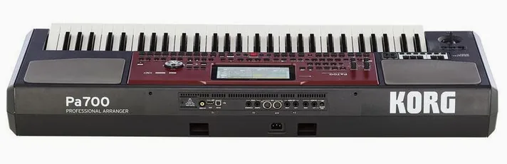 Korg PA-700 Oriental, achterzijde met aansluitingen, foto 4