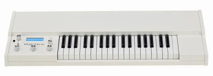 Manikin-Electronic Memotron M2K, achterzijde met aansluitingen, foto 2