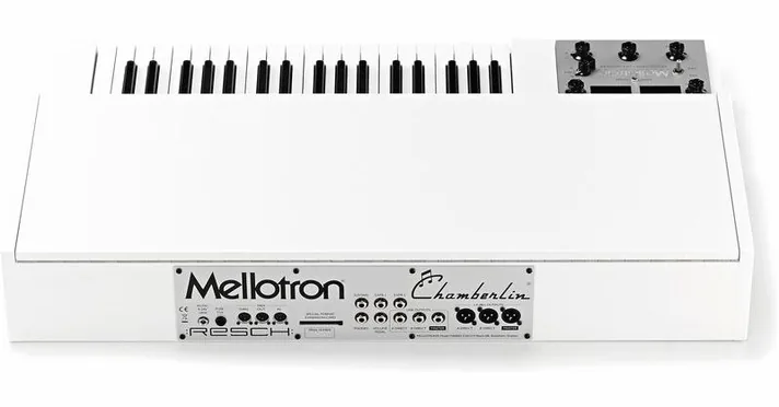 Mellotron M4000D, achterzijde met aansluitingen, foto 4