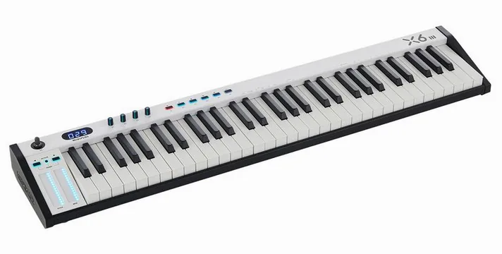 Midiplus X-6 III, schuin van boven, foto 2