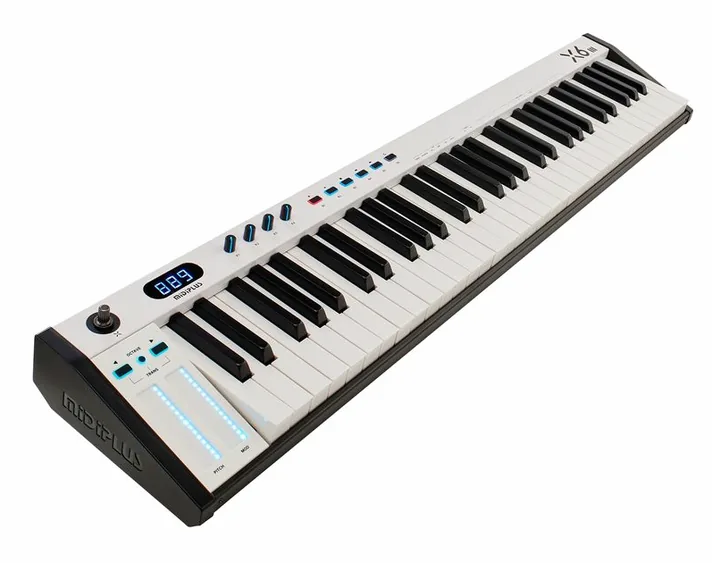 Midiplus X-6 III, schuin van boven, foto 4