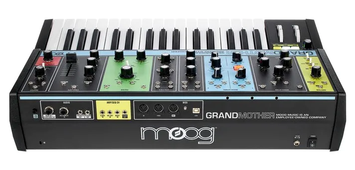 Moog Grandmother, schuin van boven, foto 4