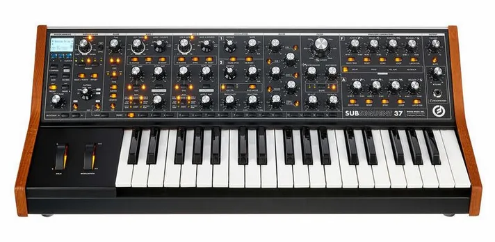 Moog Subsequent 37, schuin van boven, foto 2