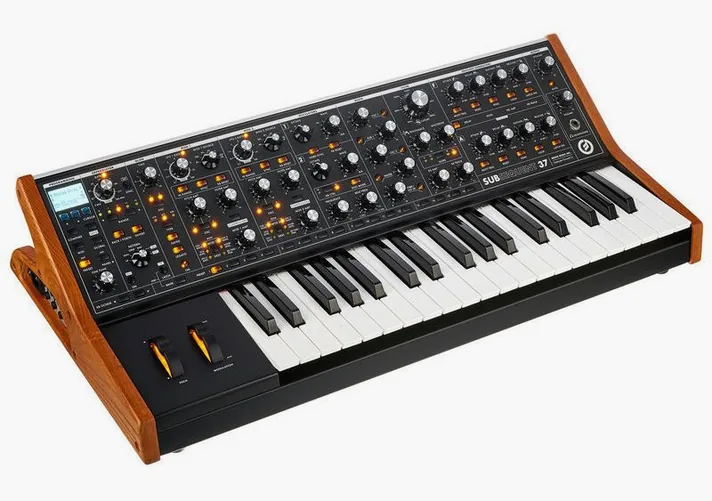 Moog Subsequent 37, schuin van boven, foto 3