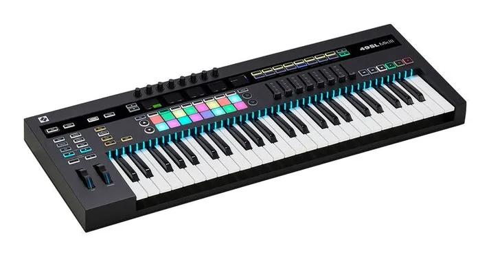 Novation 49SL MKIII, schuin van boven, foto 3