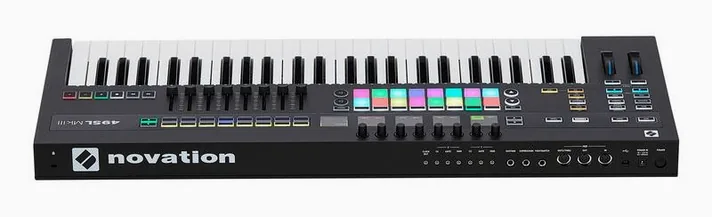 Novation 49SL MKIII, schuin van boven, foto 4