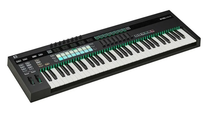Novation 61SL MKIII, achterzijde met aansluitingen, foto 3
