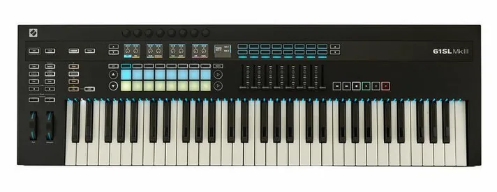 Novation 61SL MKIII, schuin van boven, foto 4