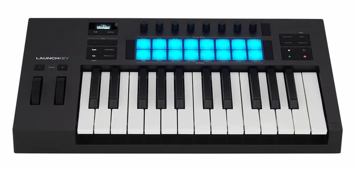 Novation Launchkey 25 MK4, zijaanzicht, foto 2