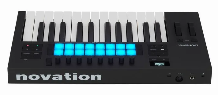 Novation Launchkey 25 MK4, achterzijde met aansluitingen, foto 4