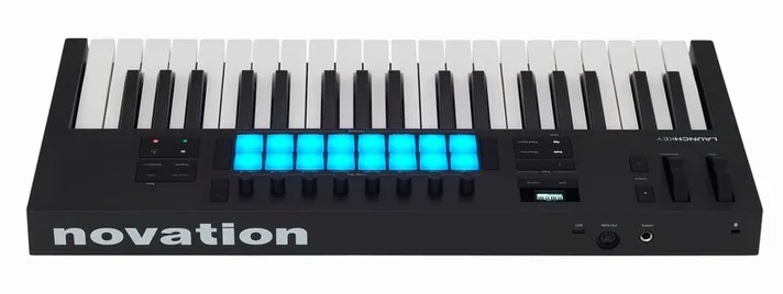 Novation Launchkey 37 MK4, schuin van boven, foto 4