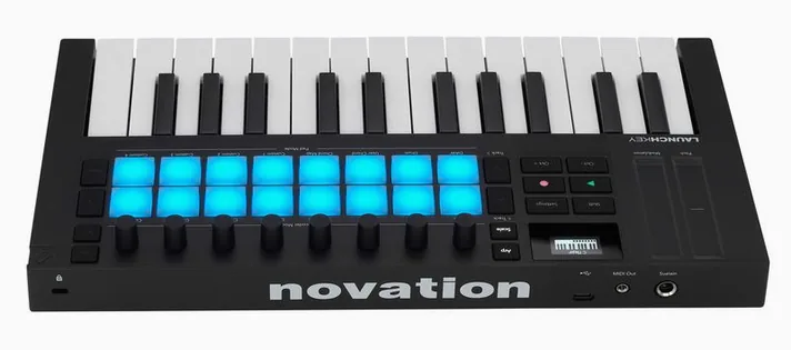 Novation Launchkey Mini 25 MK4, schuin van boven, foto 4