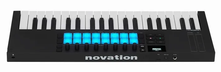 Novation Launchkey Mini 37 MK4, schuin van boven, foto 4