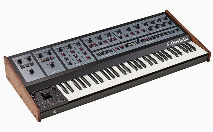 Oberheim OB-X8, achterzijde met aansluitingen, foto 3