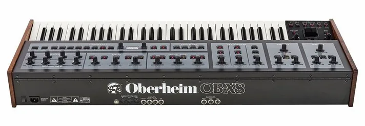 Oberheim OB-X8, zijaanzicht, foto 4
