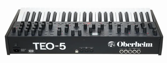 Oberheim TEO-5, achterzijde met aansluitingen, foto 4