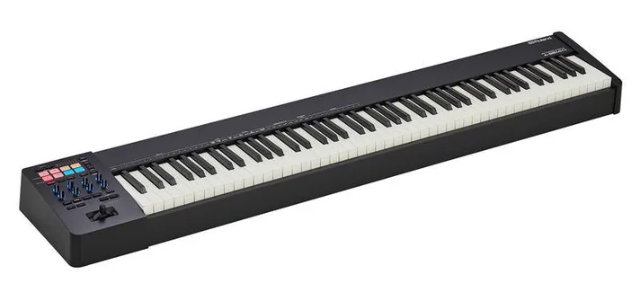 Roland A-88 MKII, schuin van boven, foto 2