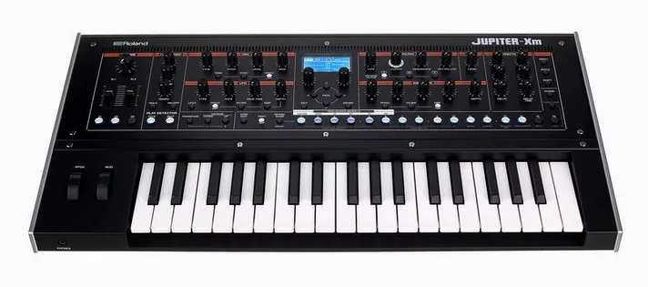 Roland Jupiter-Xm, vooraanzicht, foto 2