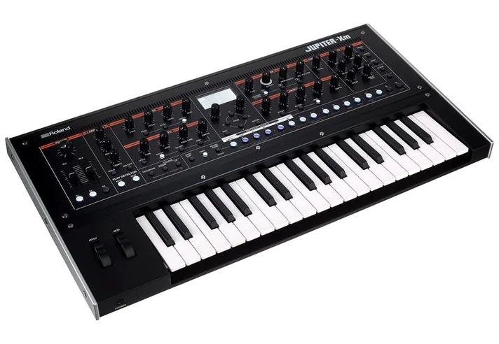 Roland Jupiter-Xm, regelaars en knoppen, foto 3