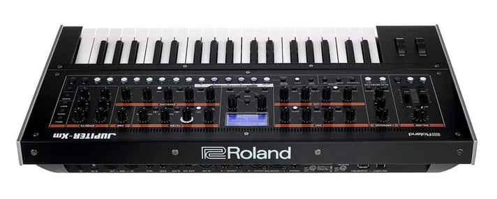 Roland Jupiter-Xm, schuin van boven, foto 4