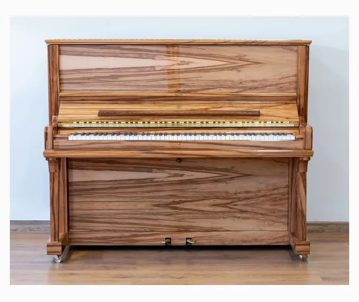 Steinway & Sons V-125 Amberwood, vooraanzicht, foto 2