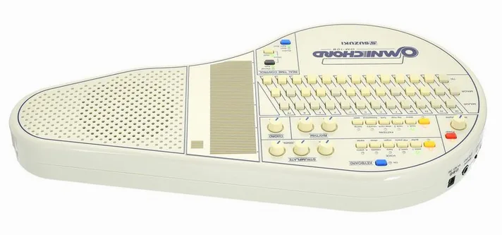 Suzuki Omnichord OM-108, achterzijde met aansluitingen, foto 4