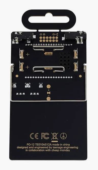 Teenage Engineering PO-12 rhythm, achterzijde met aansluitingen, foto 4