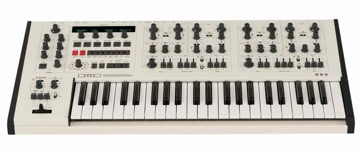 UDO Audio DMNO White, achterzijde met aansluitingen, foto 2