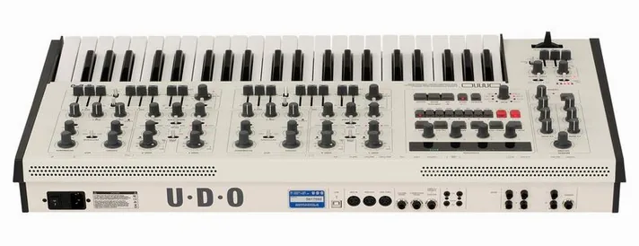 UDO Audio DMNO White, schuin van boven, foto 4
