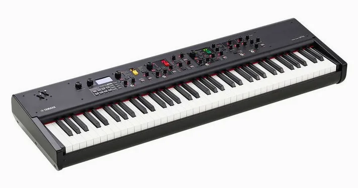Yamaha CP73, schuin van boven, foto 3