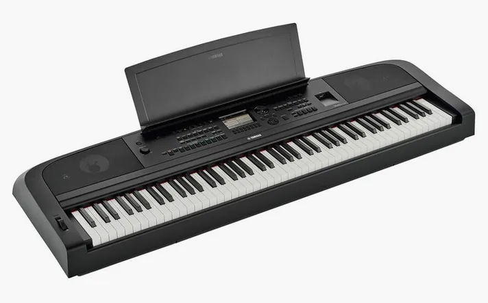Yamaha DGX-670 B, achterzijde met aansluitingen, foto 3